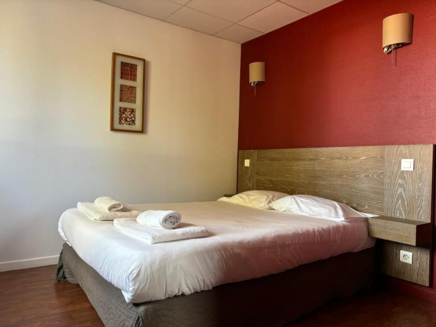Postel nebo postele na pokoji v ubytování Hôtel Le Boïate