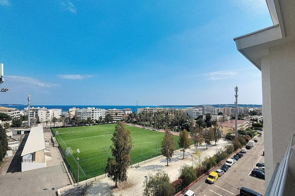 - une vue sur un terrain de football dans une ville dans l'établissement HENRI CAMILLE REAL ESTATE -ARMOR - Sea view big terrace sunny 1 bedroom, à Cannes