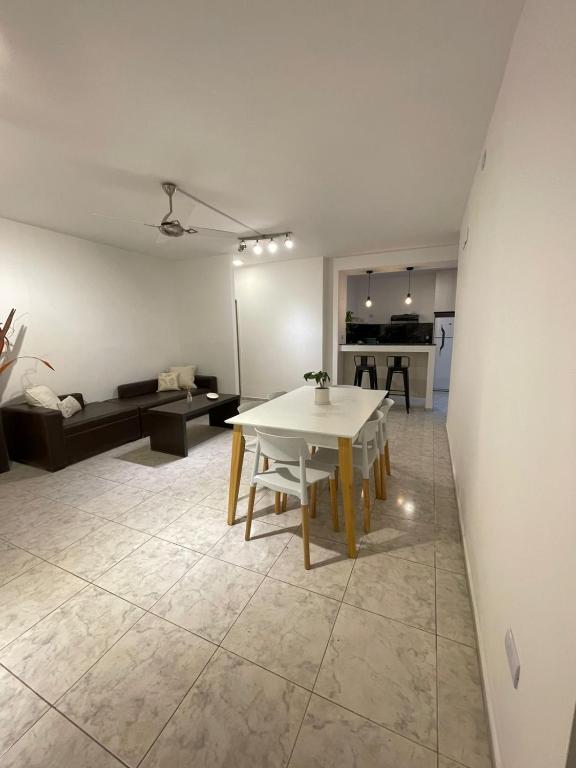 a living room with a white table and a couch at Torre Kalinka dos dormitorios pleno centro 6 personas in Villa Carlos Paz