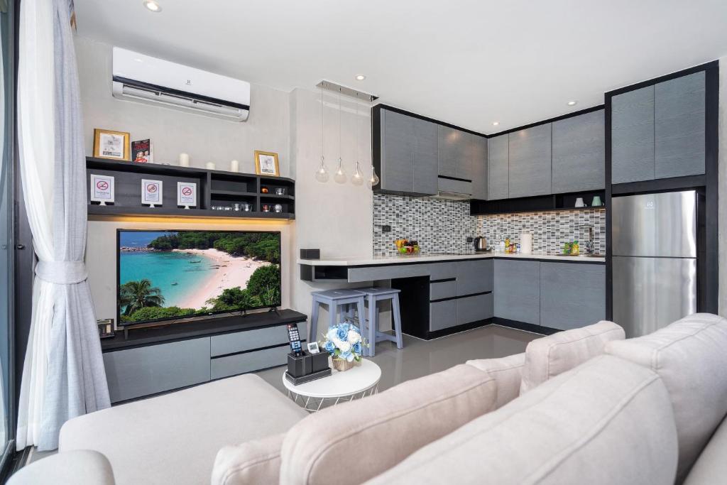 Η κουζίνα ή μικρή κουζίνα στο Tropics Kamala Hill View Suite CTG P610 near Beach and Fantasea