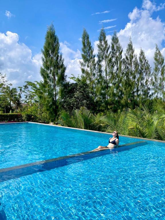 Bazén v ubytování Lodge Moni Essara Kampot nebo v jeho okolí