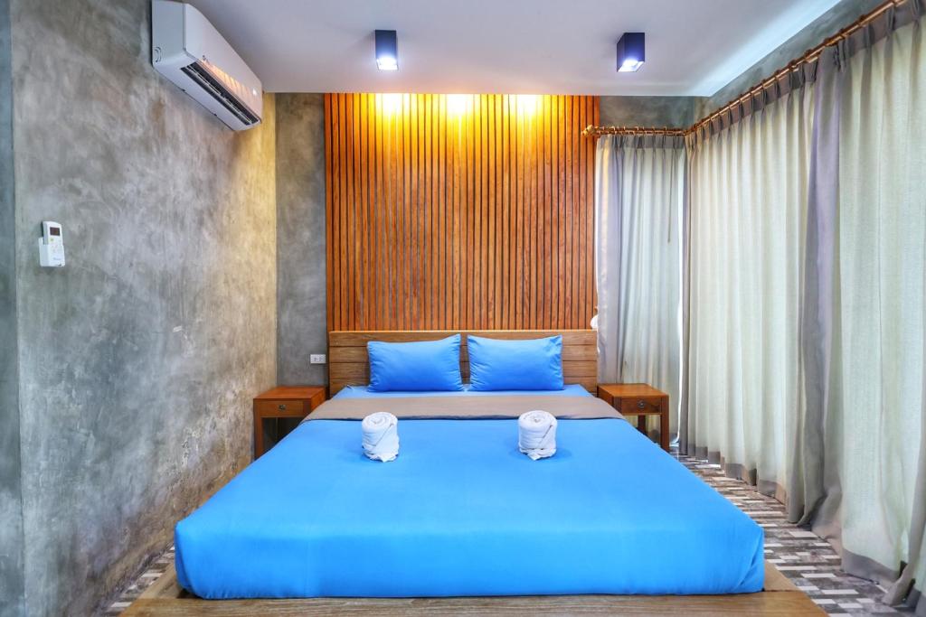 Postel nebo postele na pokoji v ubytování สกายโฮม วัดเจดีย์ไอ้ไข่ Resort & Restaurant