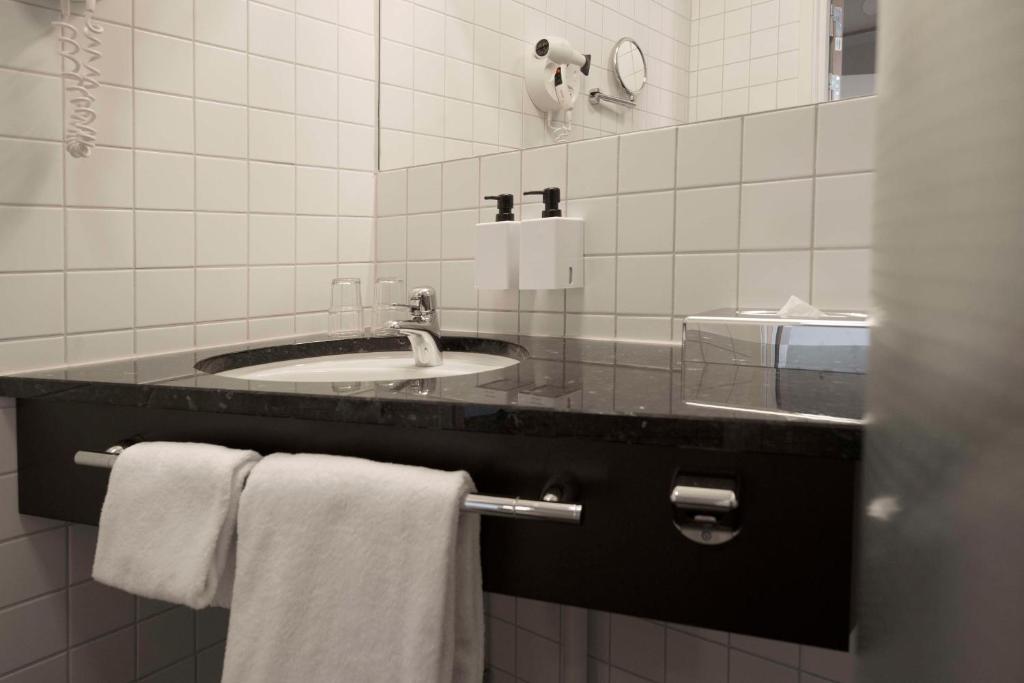 Koupelna v ubytování Scandic Hallandia