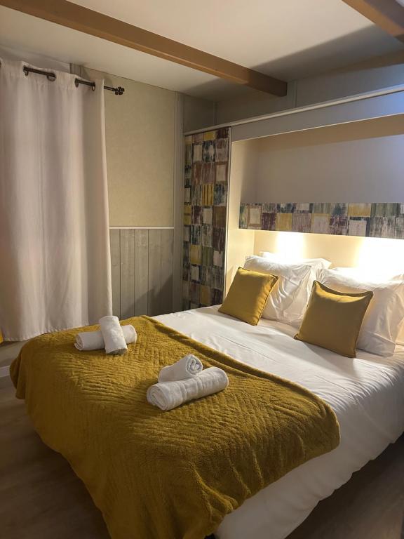 Postel nebo postele na pokoji v ubytování les chalets de la Residence A Santa Trinita