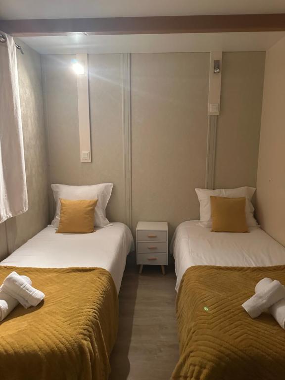 Postel nebo postele na pokoji v ubytování les chalets de la Residence A Santa Trinita