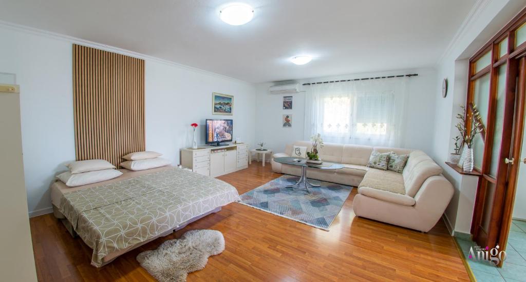 un soggiorno con un letto e un divano di Bega Apartman a Mostar