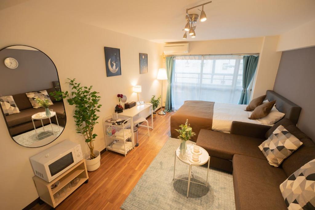 東京にあるNew Design Apartment in Shinjuku Kabukicho! 3 mins stationのリビングルーム(ベッド1台、鏡付)