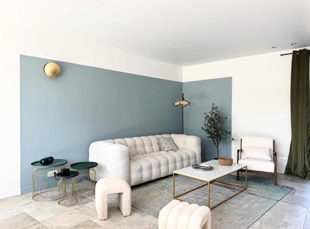 un salon avec un canapé, une table et des chaises dans l'établissement Superbe maison rénovée en plein coeur de Sainte Marine, à Combrit