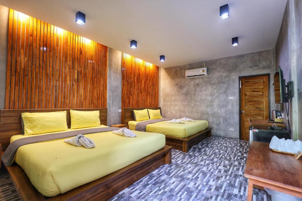 Postel nebo postele na pokoji v ubytování สกายโฮม วัดเจดีย์ไอ้ไข่ Resort & Restaurant