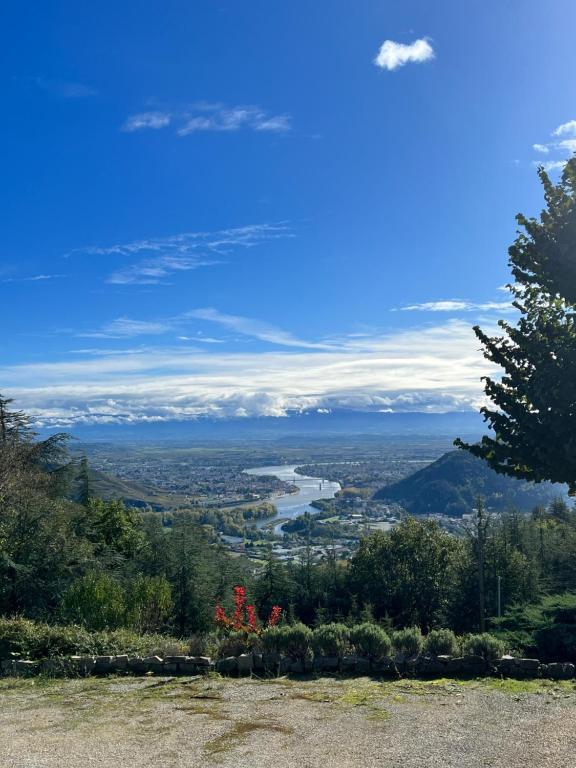- une vue depuis le sommet d'une colline dans l'établissement Gîte Ardéchois avec vue magnifique, à Saint-Jean-de-Muzols