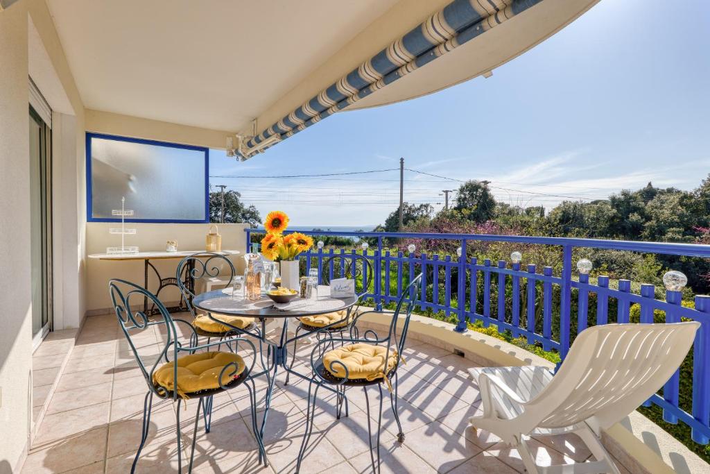 un patio avec une table et des chaises sur un balcon dans l'établissement Apartment Poseidon - Sea View - Happy Rentals, à Drammont