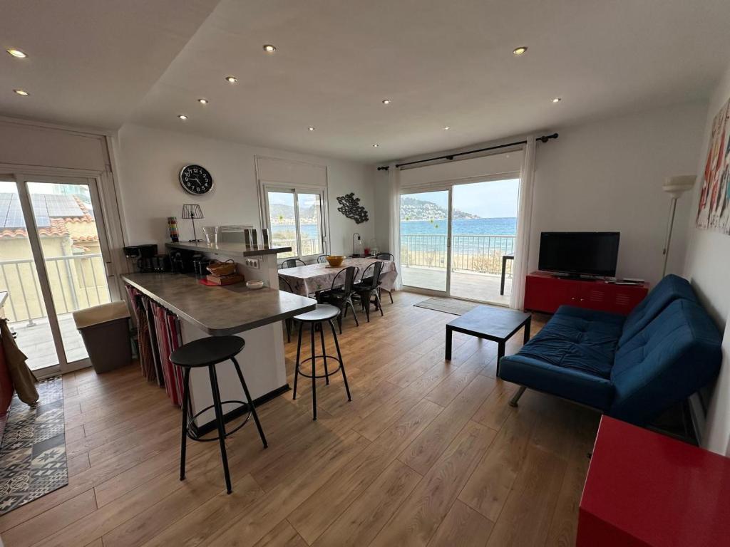 A seating area at Apartamento En Primera Linea De Mar, Roses AV-06