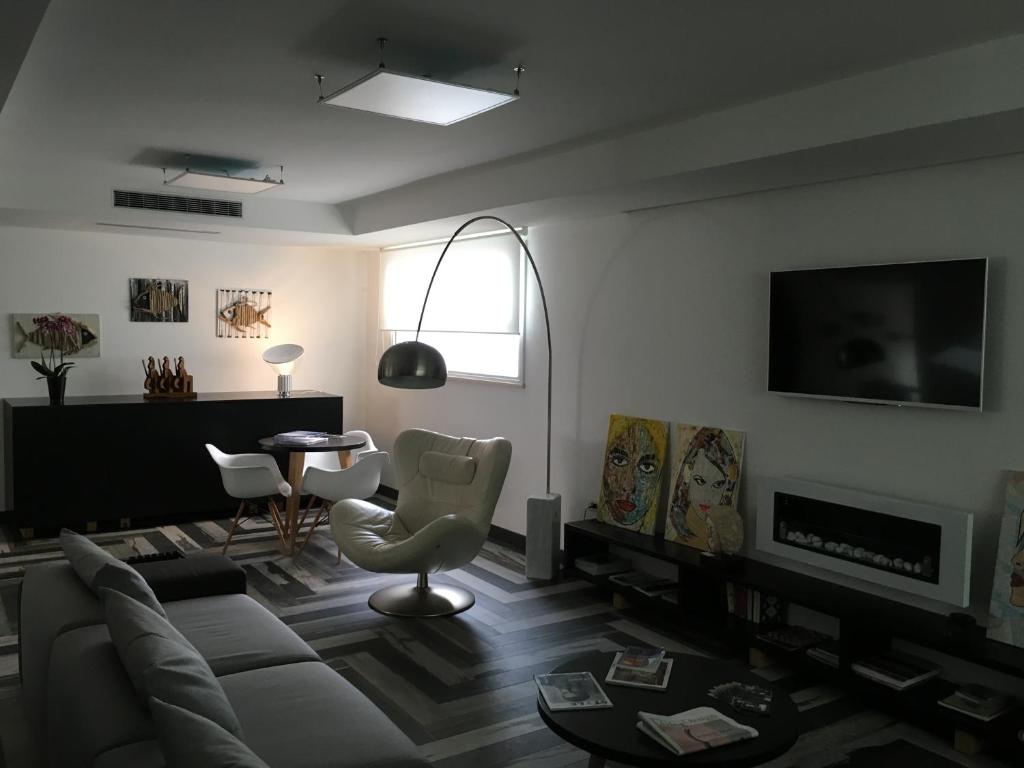 a living room with a couch and a tv at Residenza RoMa in Tropea