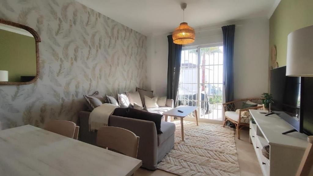 un salon avec un canapé et un miroir dans l'établissement Charming 3 bedrooms with a sea view, à Manilva