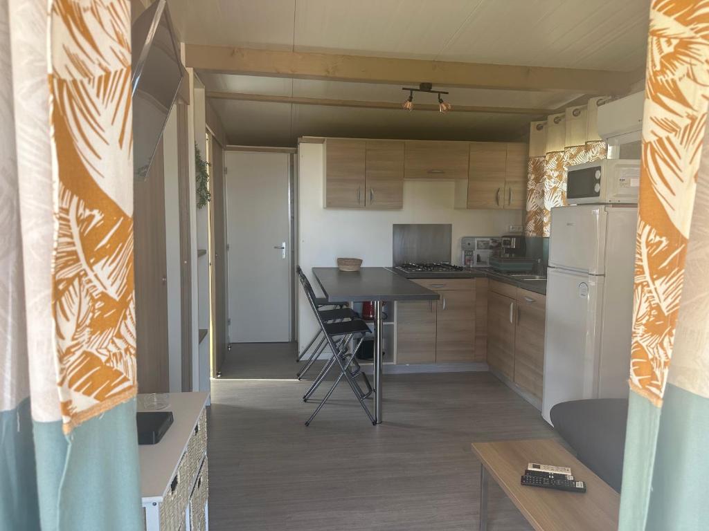 Kuchyň nebo kuchyňský kout v ubytování les chalets de la Residence A Santa Trinita
