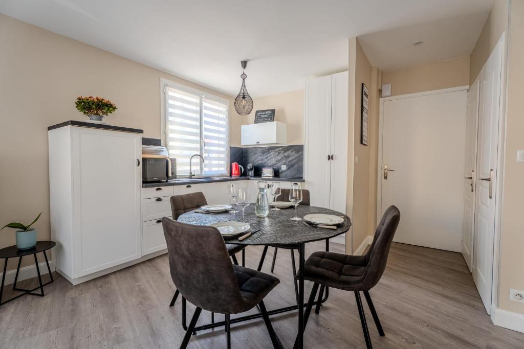 une cuisine et une salle à manger avec une table et des chaises dans l'établissement 