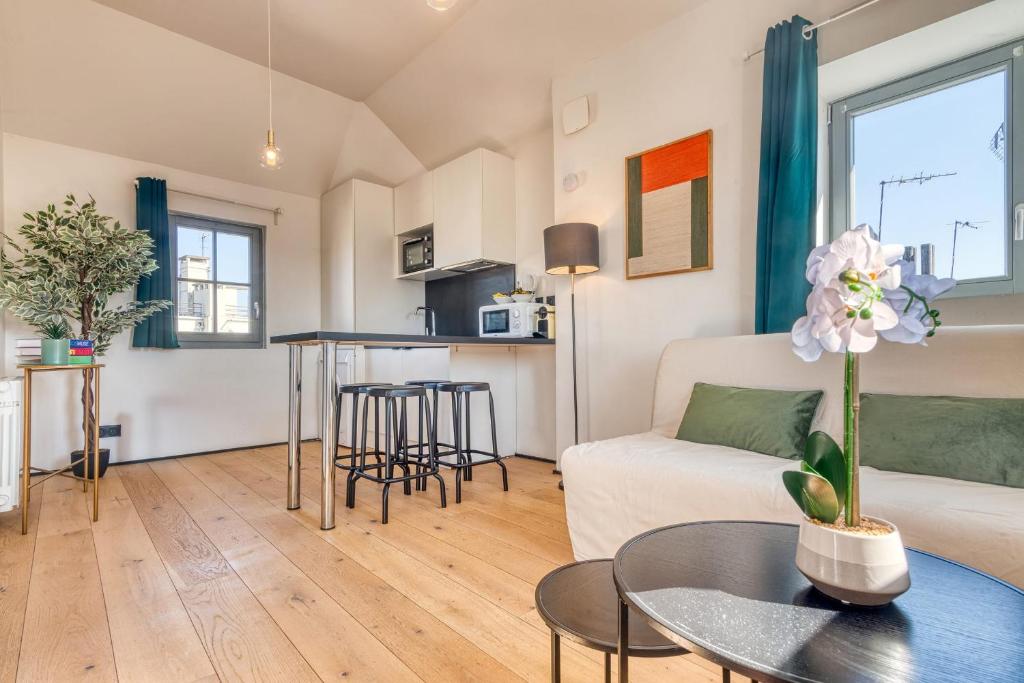 un salon avec un canapé et une table dans l'établissement L'Observatoire - Appart au coeur de Lyon - Métros A et C, à Lyon