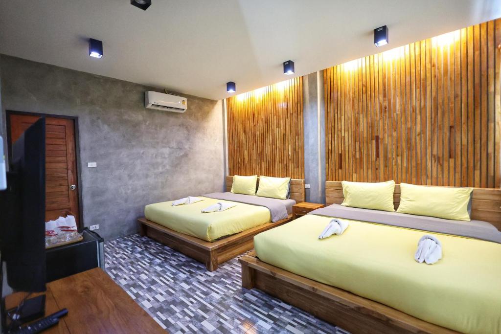 Postel nebo postele na pokoji v ubytování สกายโฮม วัดเจดีย์ไอ้ไข่ Resort & Restaurant