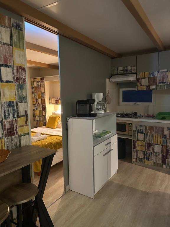 Kuchyň nebo kuchyňský kout v ubytování les chalets de la Residence A Santa Trinita