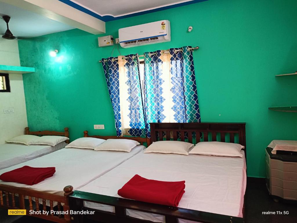 Postel nebo postele na pokoji v ubytování Gokarna Beach Nirmala Homestay