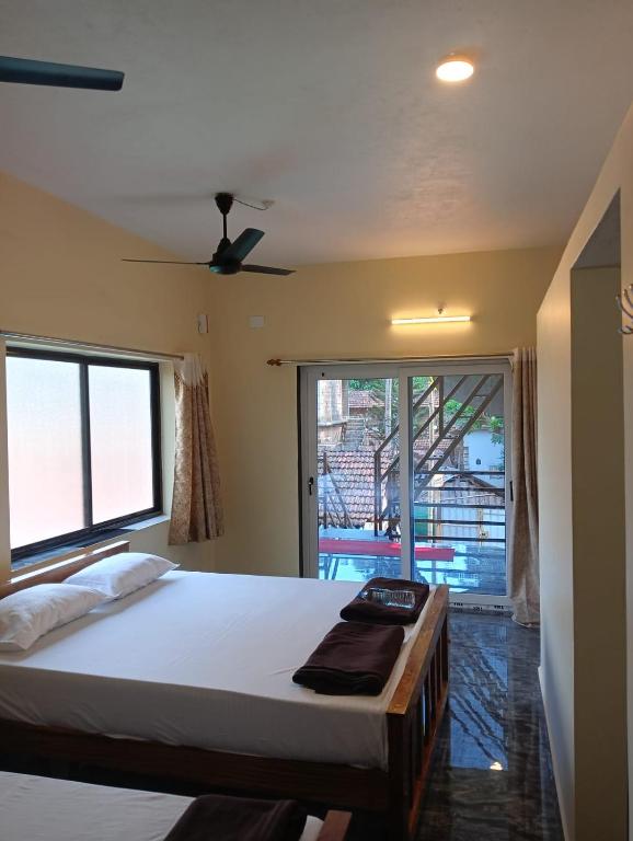 Postel nebo postele na pokoji v ubytování Gokarna Beach Nirmala Homestay