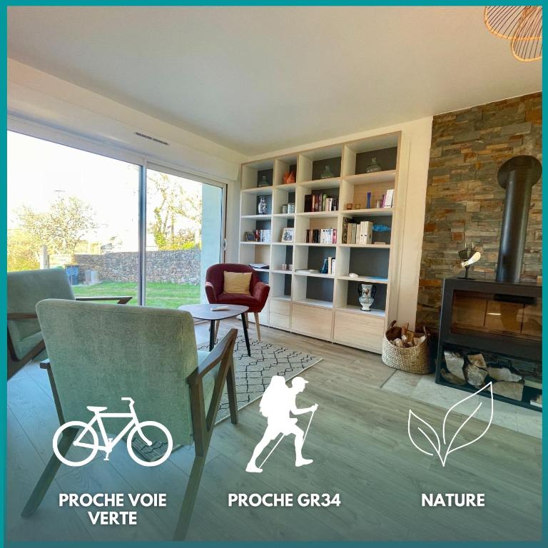 un salon avec une photo d'une personne avec un vélo dans l'établissement Ty Yan - wifi - nature, à Lanvéoc