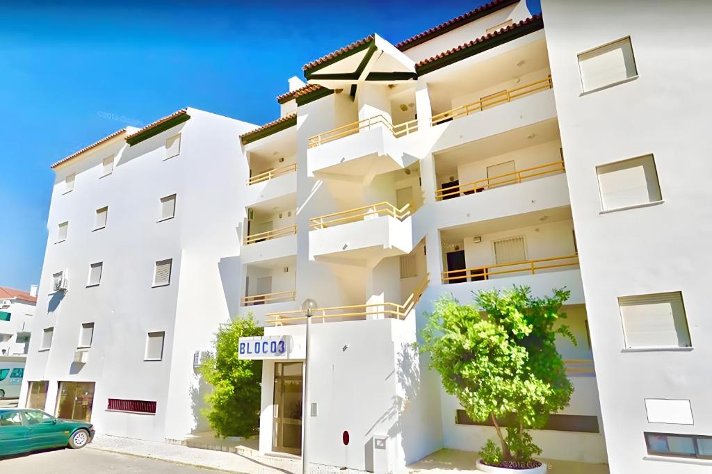 een appartementencomplex met een witte gevel bij Alamar T1 Altura Beach in Altura