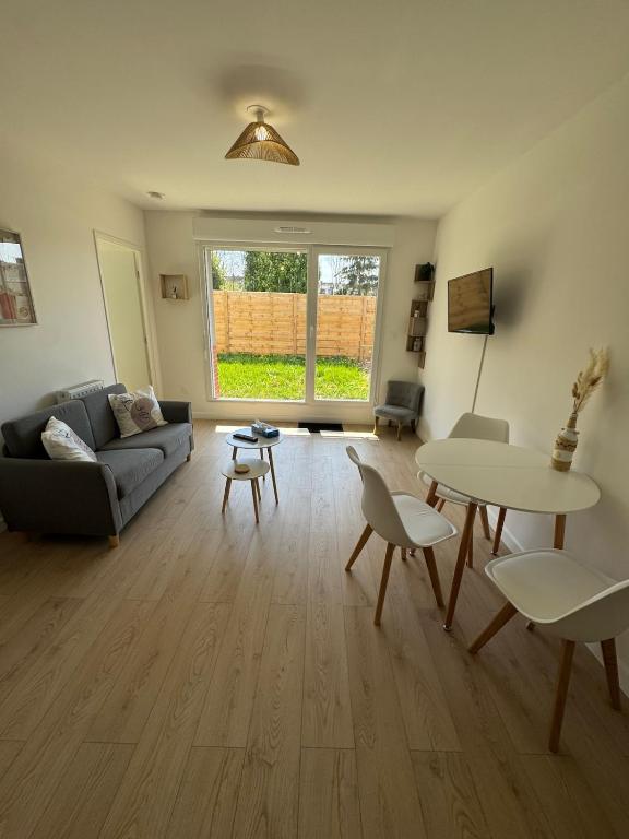 un salon avec un canapé et une table dans l'établissement Le Cocon Urbain, à Amiens