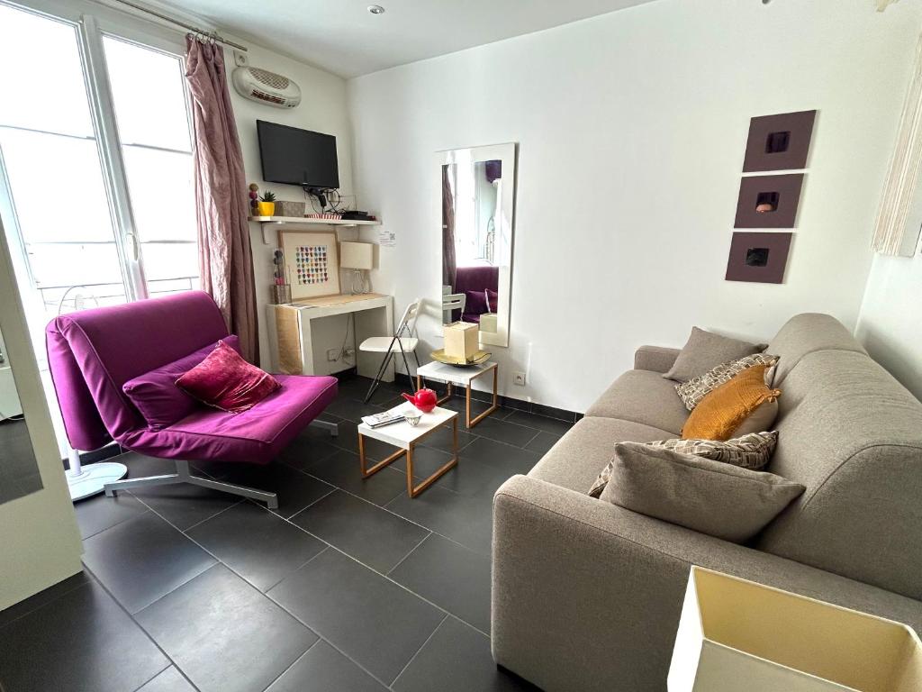 un salon avec un canapé et deux chaises dans l'établissement Le studio Grenelle, à Paris