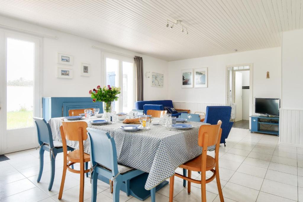 a dining room with a table and chairs at Maison pour 10 avec jardin à Noirmoutier in Noirmoutier-en-l'lle
