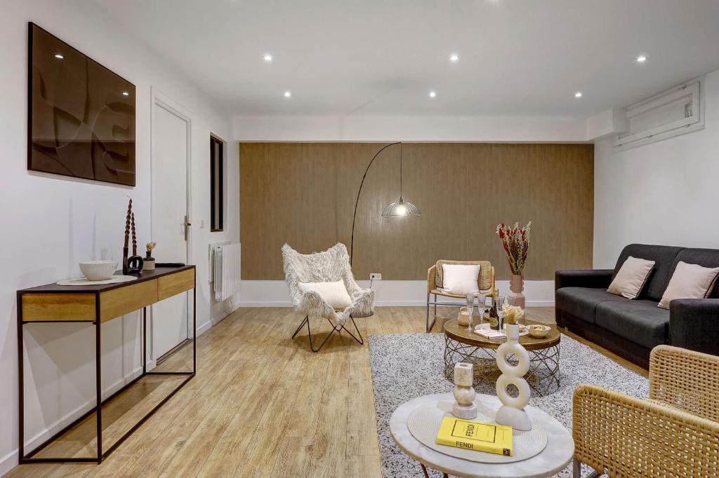 un salon avec un canapé et une table dans l'établissement Havre d'elegance pour 8 personnes au Coeur de Paris, à Paris