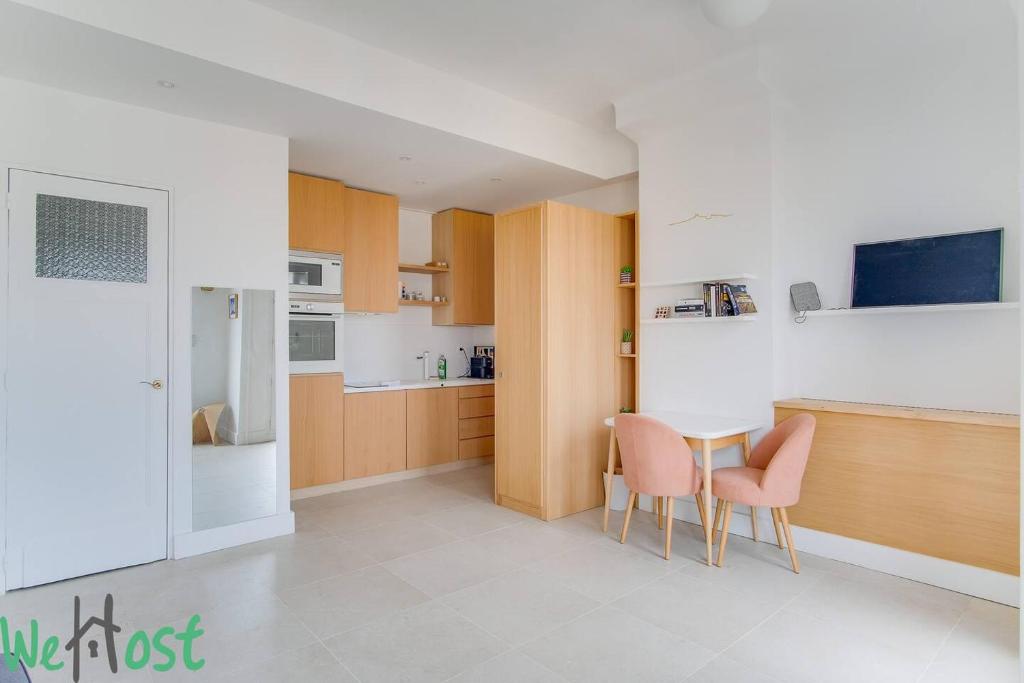 une cuisine avec une table, des chaises et un réfrigérateur dans l'établissement Endoume 3 - Marseille, à Marseille