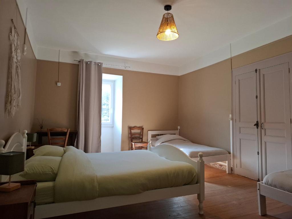 Postel nebo postele na pokoji v ubytování Auberge Arthéa