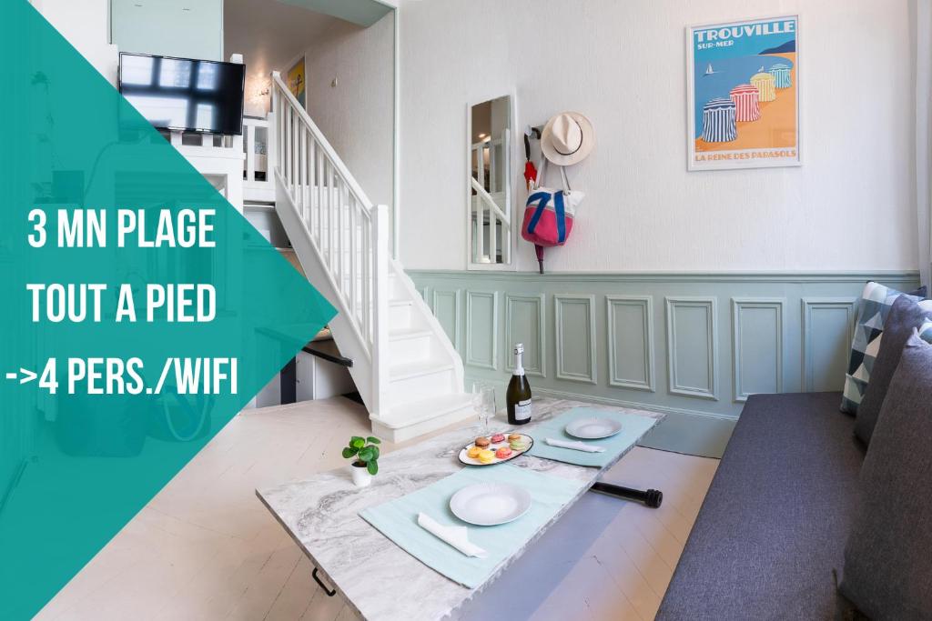 - un petit salon avec une table et un escalier dans l'établissement CHEZ COLETTE à 3MN DE LA PLAGE avec Wifi jusqu'à 4 personnes, à Trouville-sur-Mer