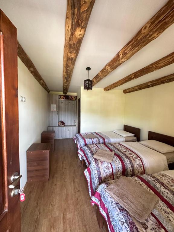 Postel nebo postele na pokoji v ubytování Guesthouse Lasharai