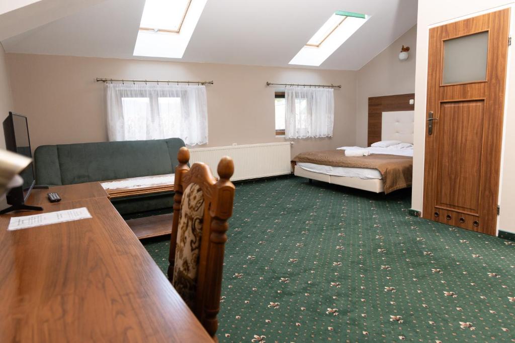 Postel nebo postele na pokoji v ubytování Hotel Jagielloński