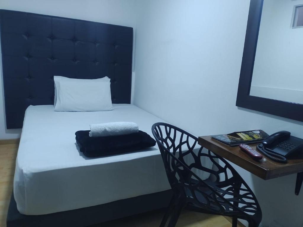 Postel nebo postele na pokoji v ubytování Hotel Bogotá la embajada