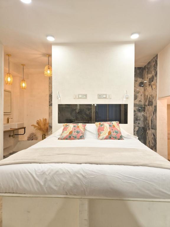 une chambre avec un grand lit blanc avec deux oreillers dans l'établissement Splendide Studio Design - Neuf Dynamique Nice, à Nice