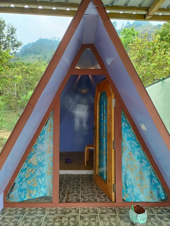 Nespecifikovaný výhled na hory nebo výhled na hory při pohledu z luxury tent