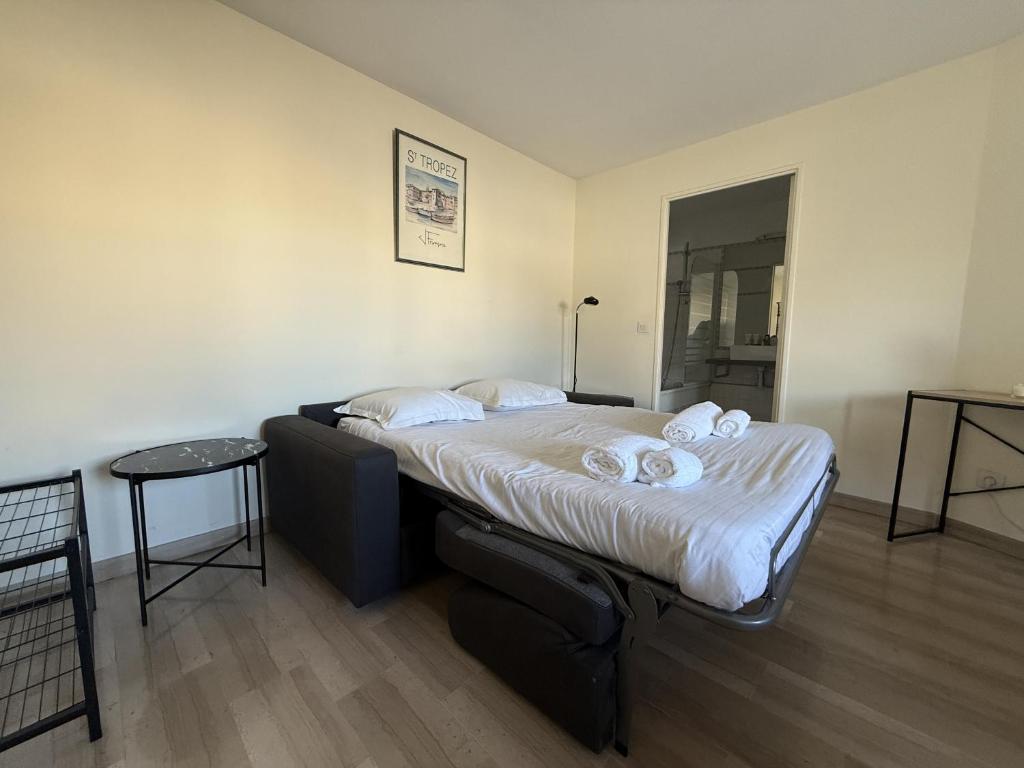une chambre avec un lit avec des serviettes dessus dans l'établissement Cannes - Studio 5mn Palais, à Cannes