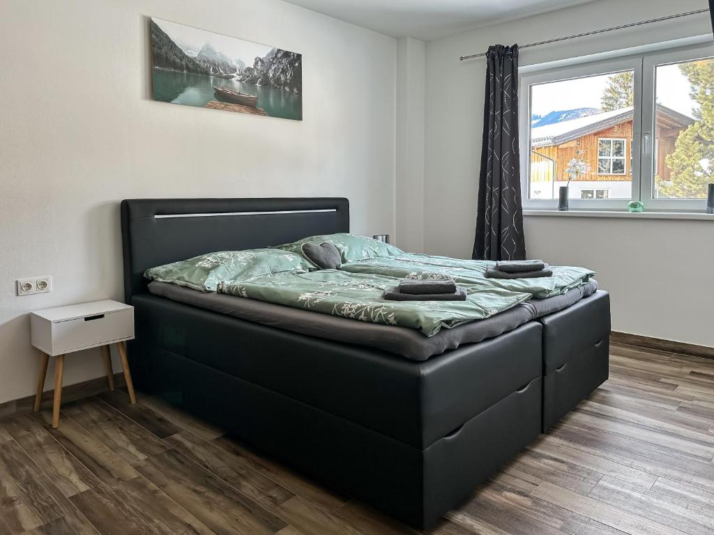 une chambre avec un grand lit dans une pièce dans l'établissement Ours Living Tauernkogel - inkl Sauna, à Hollersbach im Pinzgau