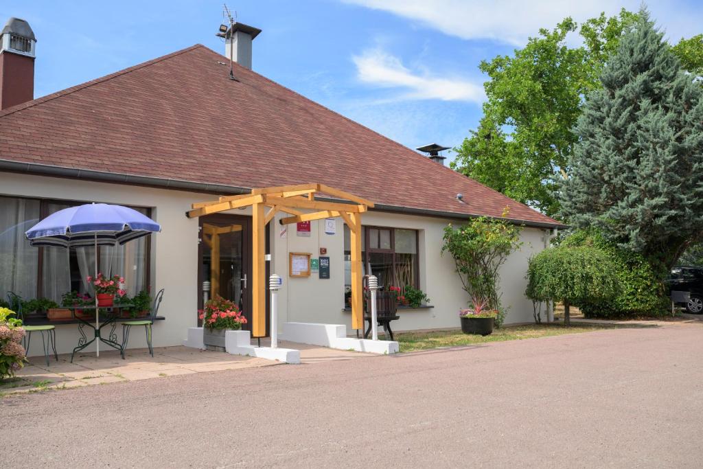 un bâtiment avec un parapluie bleu devant lui dans l'établissement Hôtel Restaurant Au Relais D'Alsace, à Rouffach