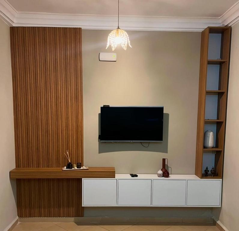 ein Wohnzimmer mit einem Flachbildfernseher an der Wand in der Unterkunft Appartement au coeur d'Agadir in Agadir
