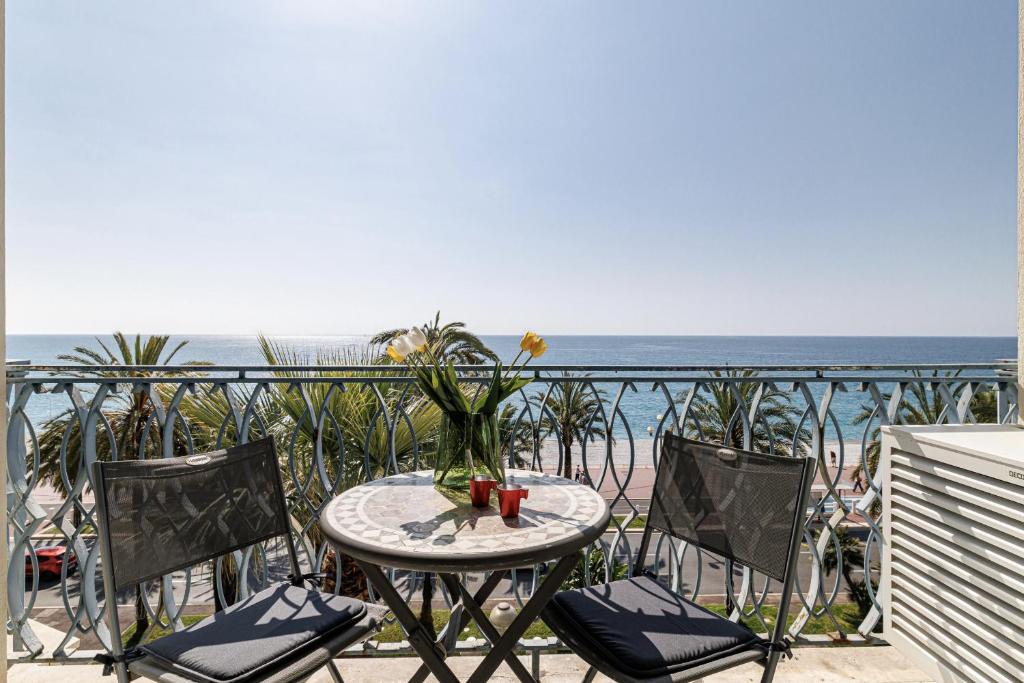 une table et des chaises sur un balcon avec l'océan dans l'établissement Sea View - Lovely Studio Promenade des Anglais, à Nice