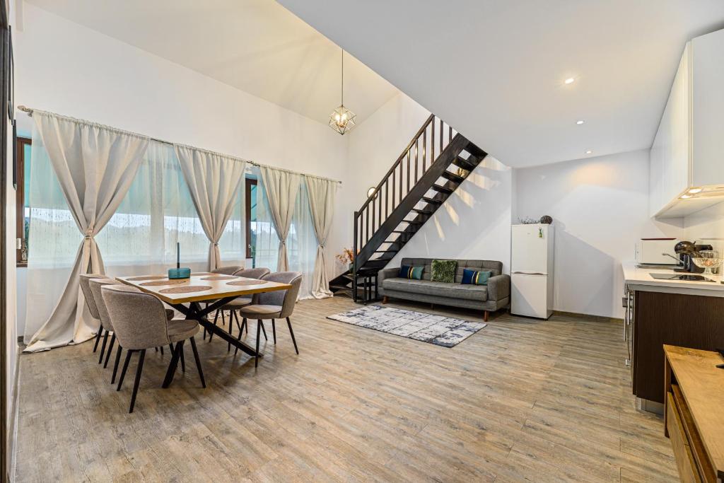 Ảnh trong thư viện ảnh của Zen Loft with Forest View in Silver Mountain ở Braşov