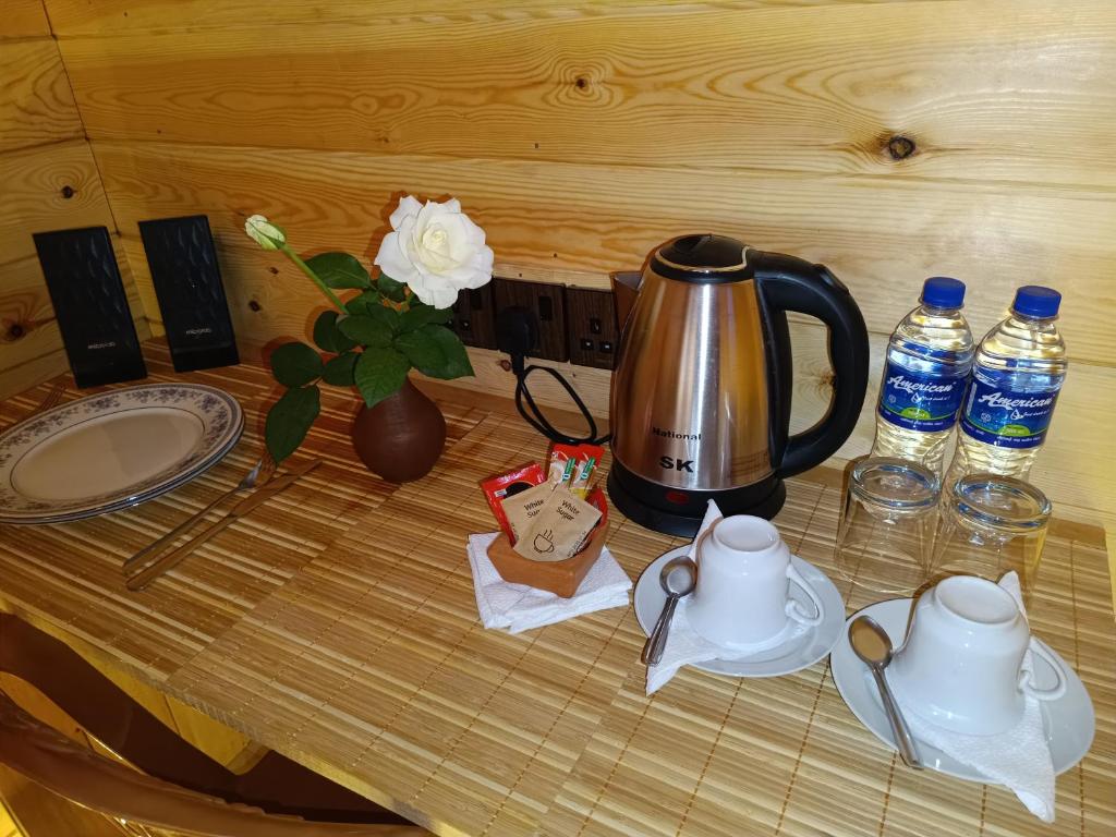 Příslušenství pro přípravu čaje a kávy v ubytování Wood Chalets Ella