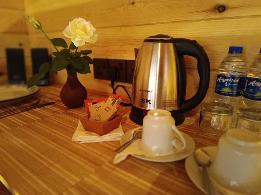Příslušenství pro přípravu čaje a kávy v ubytování Wood Chalets Ella