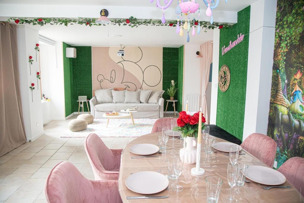 une salle à manger avec une table et des chaises roses dans l'établissement L'enchantée, 6 people, 15 min Disneyland Paris, BBQ, à Crécy-la-Chapelle