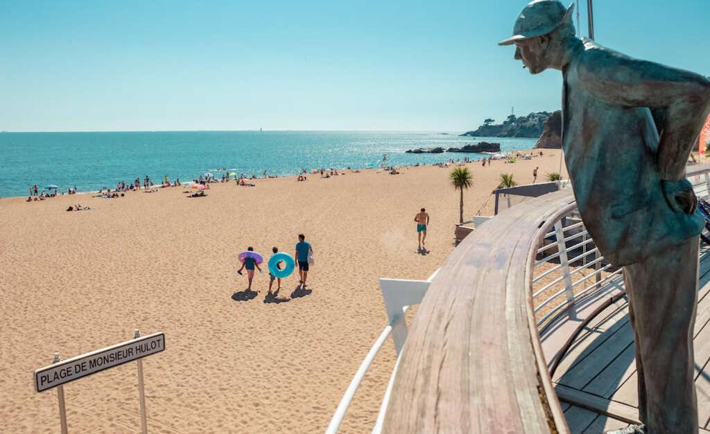 une statue d'un homme debout sur une plage dans l'établissement Le Fort de l'Eve à St-Marc-Sur-Mer, à Saint-Nazaire