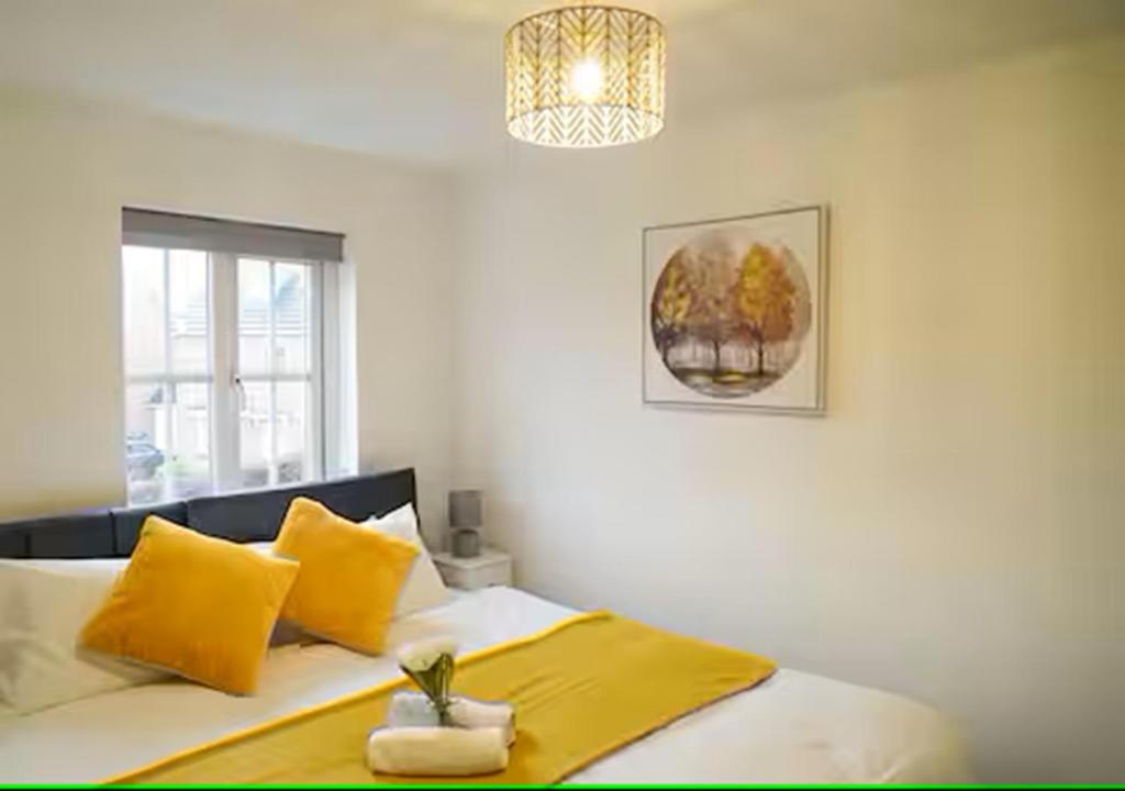 Postel nebo postele na pokoji v ubytování Elegant 5 Bedrooms, Sleeps 10, Free Parking, Near NEC and Airport, Contractors